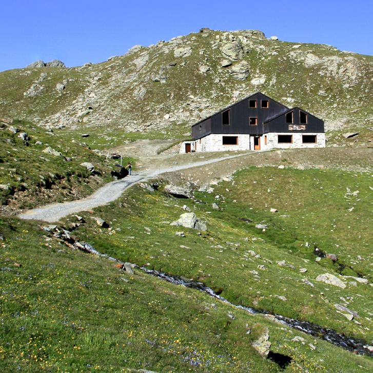 La struttura è caratterizzata da un architettura alpina con influenza Walser, con prevalenza di legno e pietra e travi a vista.