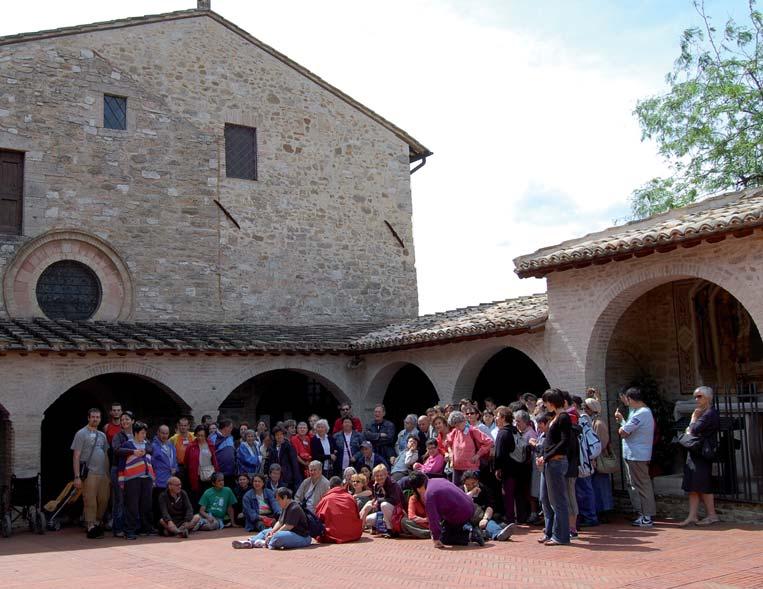 n.20:autunno/05 15-09-2009 22:27 Pagina 5 Tutti insieme ad Assisi da Santa Chiara Con la visita alla Basilica di Santa Maria degli Angeli, che abbiamo fatto nel pomeriggio del sabato, è