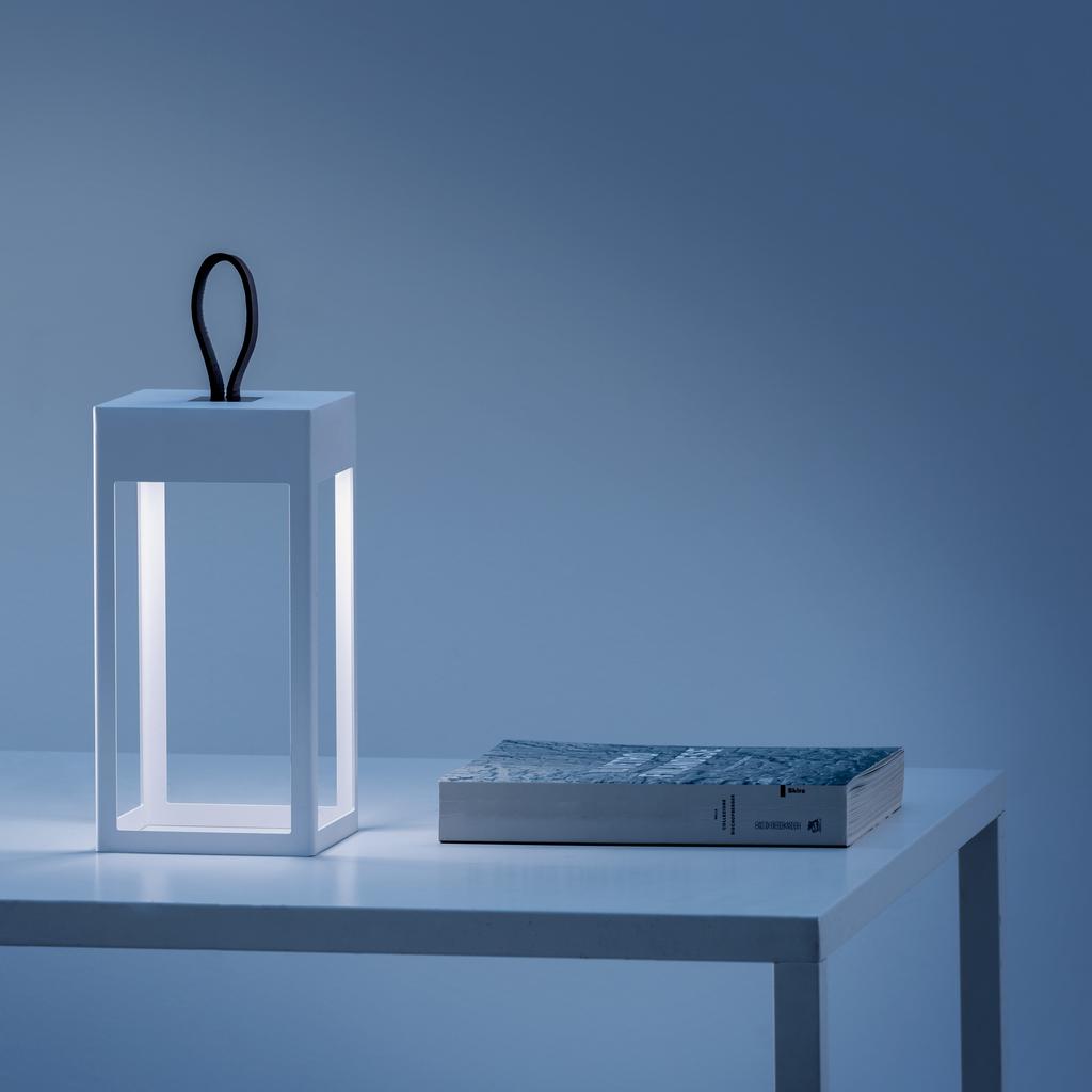 ETEREA collection Design by Danesi & Buzzoni ETEREA si ispira alla vecchia lanterna, proposta nelle sue forme essenziali.
