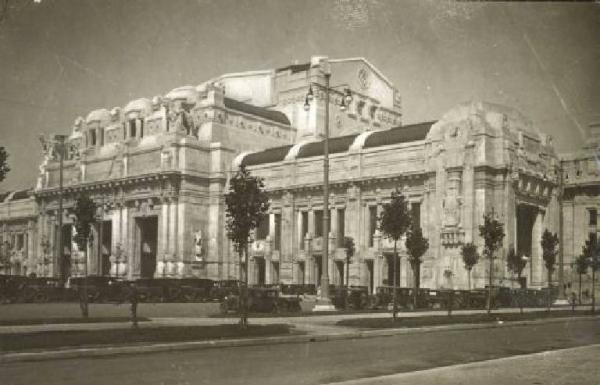 Milano - Stazione Centrale - Facciata Non identificato Link risorsa: http://www.lombardiabeniculturali.