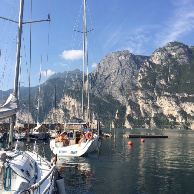 verschiedene Taetigkeiten wie Wandern und eine Segelbootsfahrt am Gardasee unternommen.