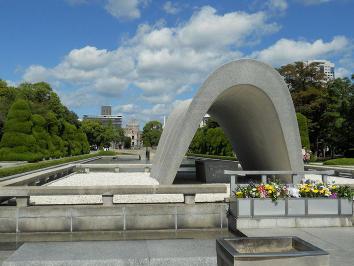 16 aprile 19: Osaka / Himeji / Hiroshima Sistemazione: Ana Crown Plaza, Granvia o similare In mattinata, trasferimento in treno proiettile a Himeji e visita del bellissimo castello dei samurai,