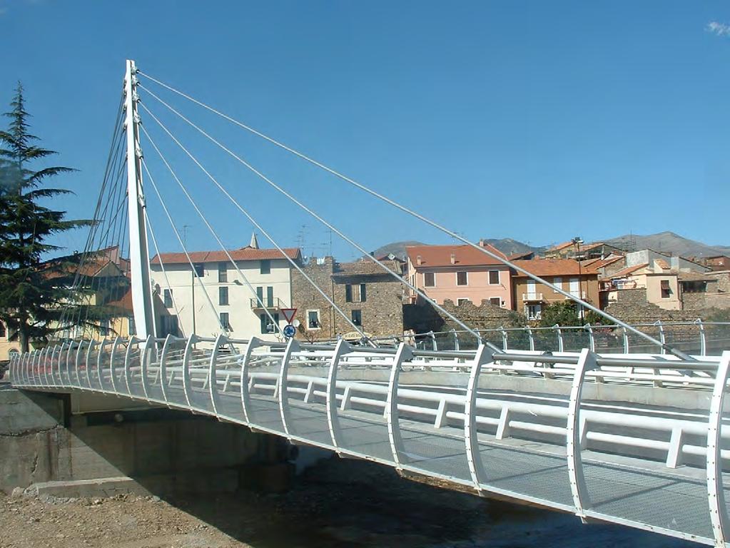 PONTE STRALLATO IN VILLANOVA d ALBENGA (SV) (2003) - ponte strallato di 40 m di luce, singola antenna su spalla su roccia - spessore impalcato di 70 cm per massima piena - realizzazione di una metà a