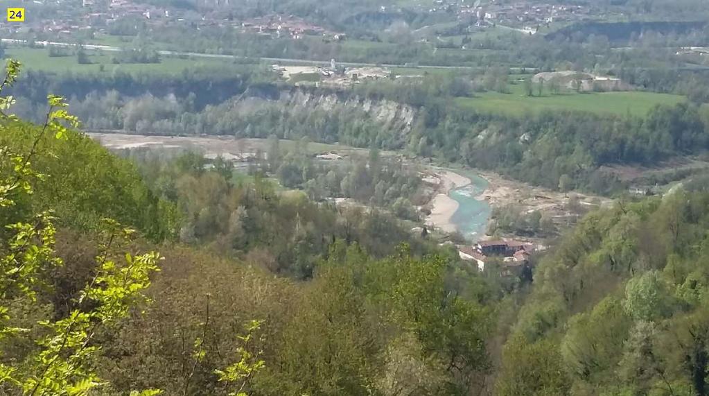 Vista con zoom dal Municipio di Castellino Tanaro di una porzione in lontananza del tracciato del canale di