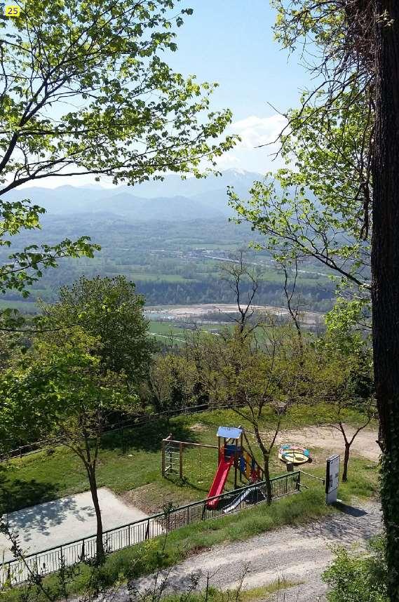 Vista panoramica dal parco della torre di Castellino Tanaro di una porzione in lontananza del tracciato del canale