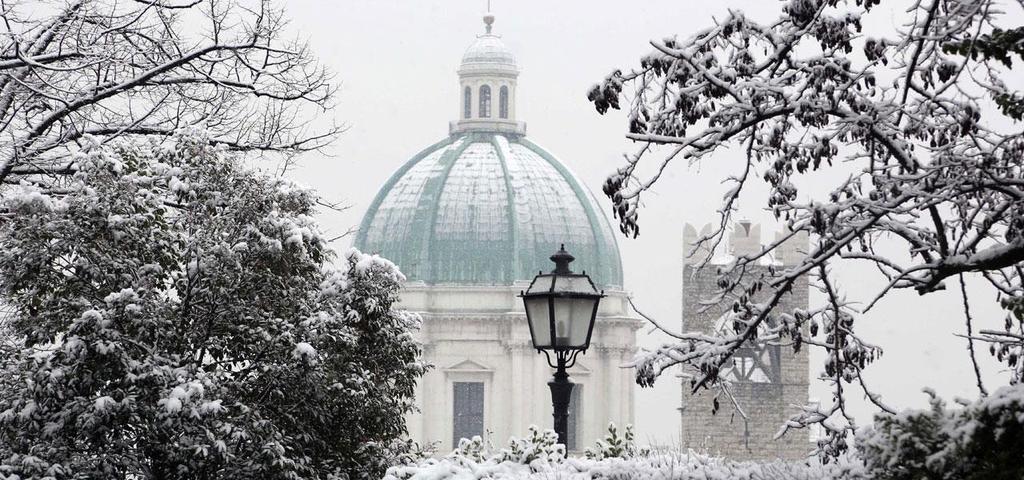 IL PIANO NEVE DELLA CITTÁ DI BRESCIA STAGIONE 2018 2019 Il Piano Neve è un servizio strutturato per fronteggiare specifiche condizioni meteorologiche avverse.