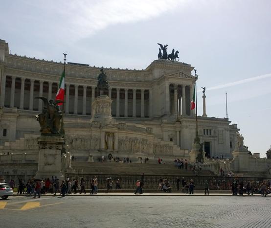 Si decise di collocare il monumento sul lato settentrionale del colle capitolino, in perfetto asse con Via Del Corso.