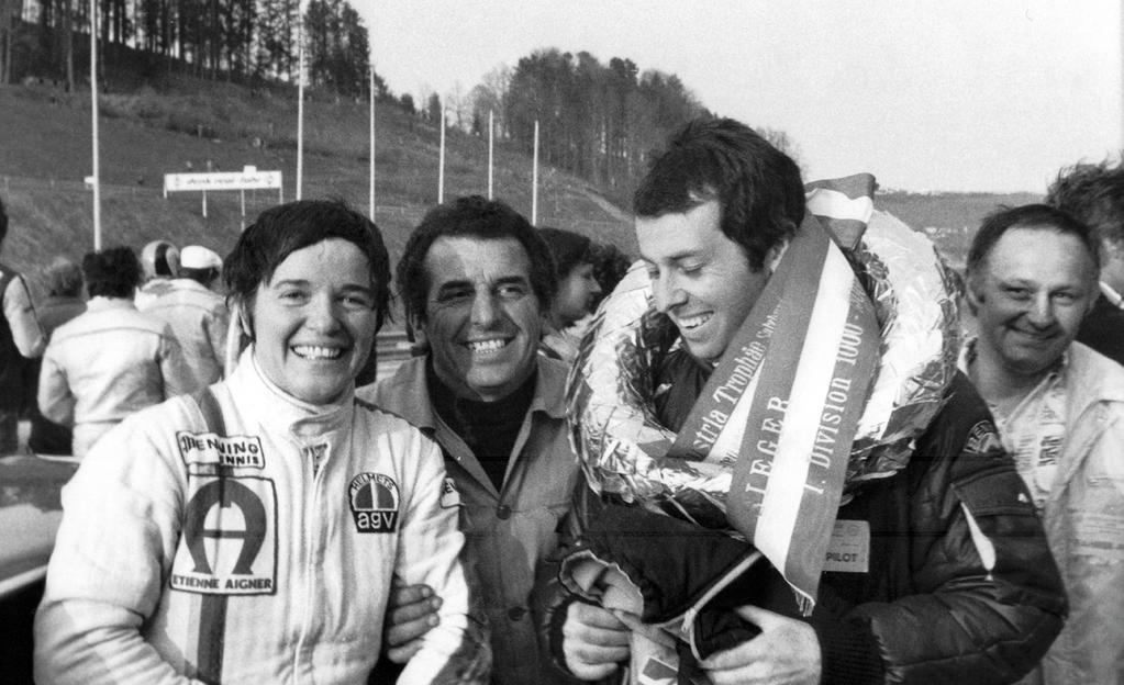 La felicità del Team dopo una vittoria in una prova dell Euroturismo del 78: l indimenticata Lella