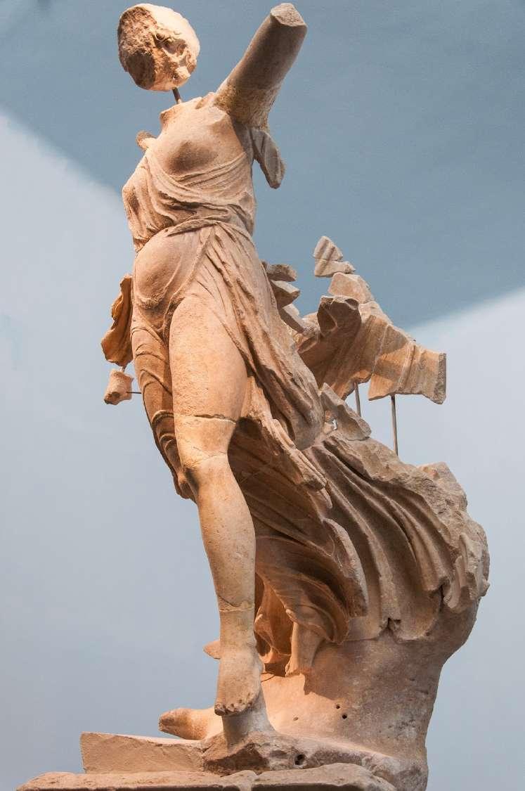 OLIMPIA V SECOLO Paionios di Mende, scultore tracio che realizza per Messeni e Naupatti una statua di Nike in un unico blocco di marmo, posta su un alto piedistallo triangolare di fronte allo scudo