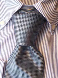 cravatta anch essa in queste gradazioni di colore, magari jacquard.