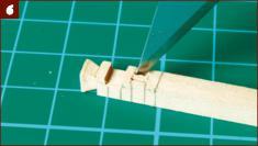 Con la punta del taglierino asporta il legno fra i fori, imitando così le scanalature. 7 7.