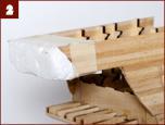54) Listelli di legno 20 listelli di legno da 5x2x300 mm per il fasciame, più i chiodini di fissaggio Dove disporre i pezzi I componenti della chiglia vanno incollati lungo il bordo della
