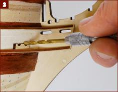 Con l aiuto di un righello e un taglierino affilato, traccia una linea lungo i listelli fra le estremità dei due braccioli.
