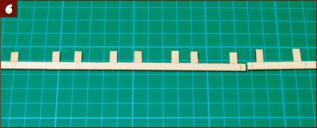Rimuovi l ultima fila di listelli, poi prendi le misure dello spazio fra l ultimo listello del ponte e il fasciame dello scafo nei punti in cui hai tracciato i segni a matita. 7 6.