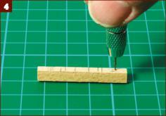 la traversa. Conviene modellare i due montanti alle estremità del listello da 40 mm che ti è stato fornito e poi tagliare a misura i due componenti.