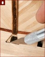 3 4 Bada di non rimuovere le parti in legno che si devono frapporre tra gli alloggiamenti dei cardini. 3.