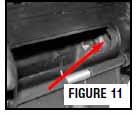 Guardate dentro la carcassa e controllate che nella camera di scoppio non vi siano cartucce (fig. 11).