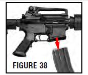 Rimuovete il caricatore dall arma e assicuratevi che sia scarica (fig. 38).