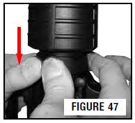 Rimozione dell astina M&P15 e M&P15A procedura con due persone Tenere l arma in verticale appoggiata con il calciolo, con una mano che trattiene il calcio e l altra che