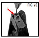 NOTA: assicuratevi che l apertura più ampia sia inserita prima di abbattere la diottra. Mirino da combattimento (fig. 72) Fig. 72. Premere il pistoncino di ritegno per far ruotare il mirino.