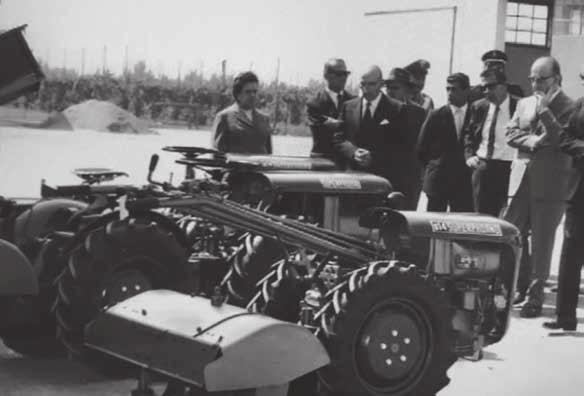 LA STORIA Nel 1935 nasce la Valpadana, su progetto della famiglia Stefani, a San Martino in Rio nelle vicinanze di Reggio Emilia. La produzione inizialmente era di piccole macchine agricole.