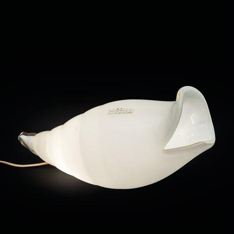 500 3113 LINO TAGLIAPIETRA, EFFETRE INTERNATIONAL Una lampada conchiglia in vetro lattimo sommerso, circa 1985.