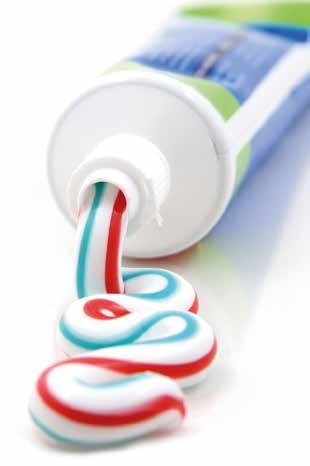 COLLUTTORIO DENTIFRICIO Ha lo scopo di rimuovere la placca batterica rendendo più efficace l azione meccanica della pulizia con lo spazzolino, volge un azione