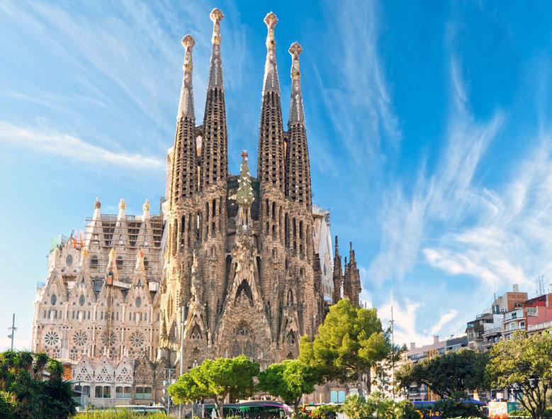 L arte come comunicazione religiosa 4 La Basilica della Sagrada Familia di Gaudì, vuole esprimere la devozione che sale dalla città a Dio.