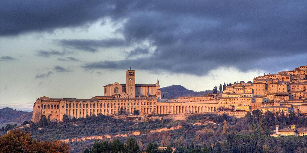 L opera architettonica sembra in grado di conferire un volto alla realtà e, allo stesso tempo, consente all artista di trovare e di