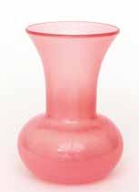 4315 ARCHIMEDE SEGUSO Un vaso in vetro opalino rosa, anni 50. Altezza cm 15,5. 100 4316 ARCHIMEDE SEGUSO Un vaso in vetro opalino rosa, anni 50.