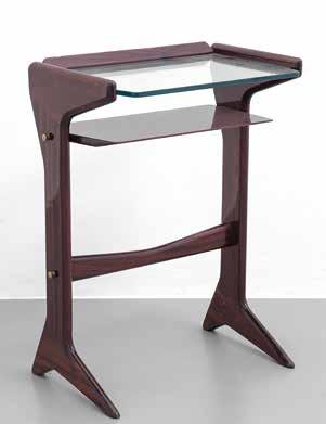 4318 ICO PARISI Un tavolino porta telefono per DE BAGGIS, Cantù, 1954. Legno di mogano, ottone, cristallo molato. Cm 62 (h) x 45 x 28.