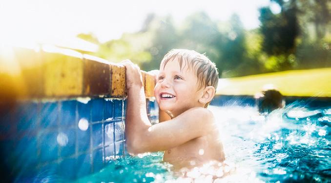 Il bambino nuota senza aiuto e senza materiale