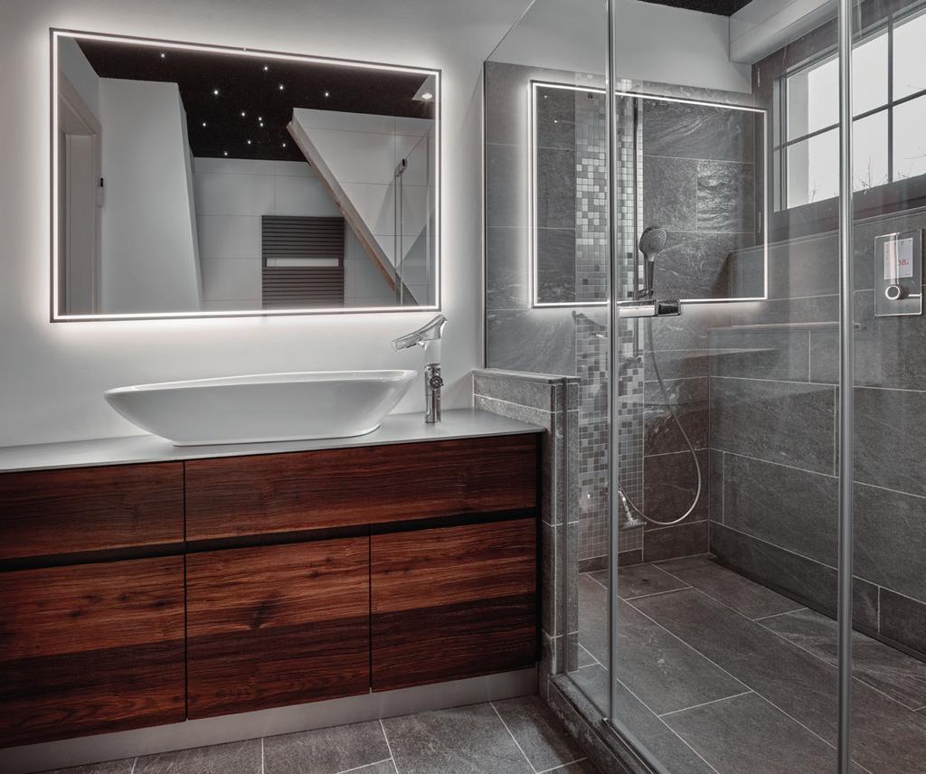 Per un architettura luminosa nel bagno sono richiesti elementi di fissaggio invisibili e pareti di vetro indipendenti.