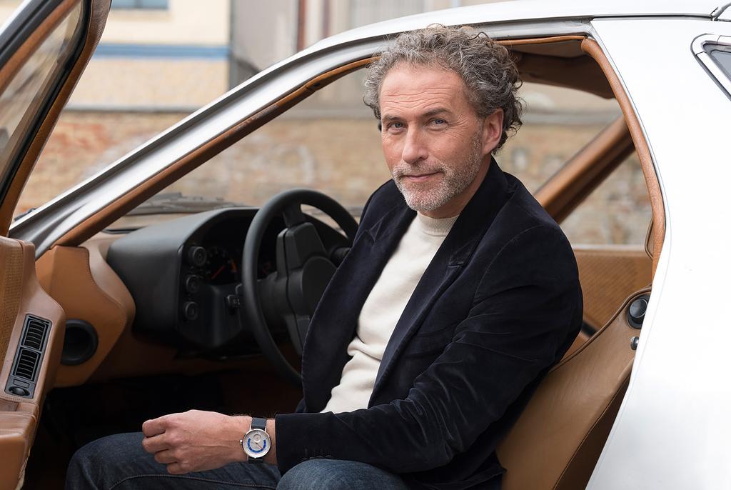 Intervista Werner Aisslinger ha progettato Autobahn in collaborazione con NOMOS Glashütte.»Amo la velocità«perché questo orologio è chiamato Autobahn?