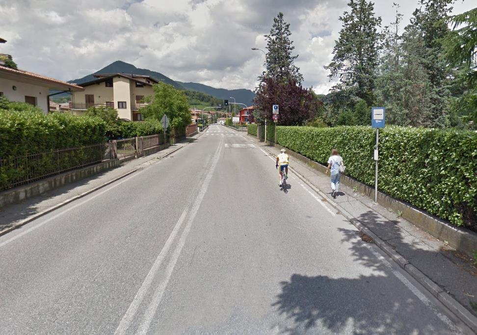 Nel comune di Almen San Salvatore so presenti varie linee del trasporto pubblico locale gestite da Atb e dalla società SAB, facente parte di Bergamo Trasporti, un consorzio di tre società che