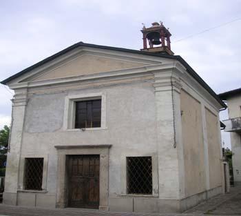 Piccolo edificio di culto posizionato in piazza della Resistenza, buono stato di conservazione.