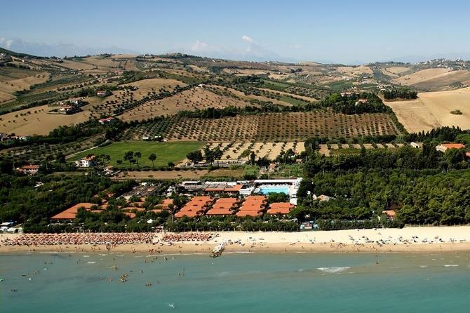 ABRUZZO ROSETO DEGLI ABRUZZI (TE) VILLAGGIO LIDO D ABRUZZO Il villaggio Lido D Abruzzo con i suoi 68.000 mq di superficie verde ed ombreggiata si trova direttamente sul mare.