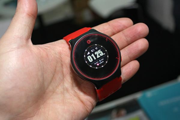 La visita al booth della manifattura cinese Shenzhen Alpha al CES Asia 2016 Shanghai ci ha consentito di mettere le mani su alcuni smartwatch di nuova generazione basati su SoC Rockchip RK6321 e