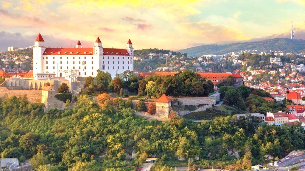 Slovacchia e Ungheria BRATISLAVA BUDAPEST Gyor Pannonhalma - Ansa del Danubio - Castello di Godollo Visita del Parlamento di Budapest 13 19 Agosto 13 Ago.