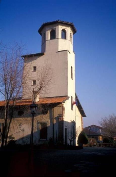 La costruzione della torre ottagonale di Ozzero risale alla dominazione spagnola sul Ducato di Milano, sancita dal trattato di Cambrai del 1529; la permanenza degli spagnoli nei territori del