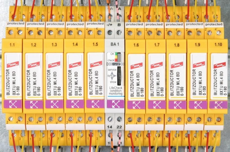 Sistema Condition Monitoring LifeCheck DRC MCM XT Manutenzione, indicazione di guasto, sostituzione LED segnala lo stato di verifica di tutti gli SPD del gruppo Lampeggia in rosso almeno uno