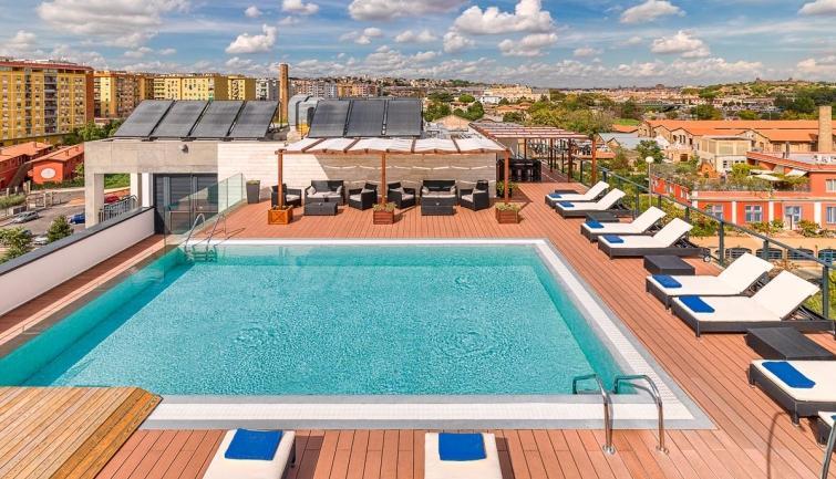 Terrazza (estate): l ultimo piano dell hotel dispone di una piscina, di una zona