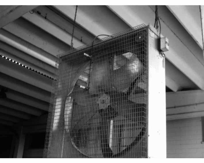 Criteri progettuali per il benessere animale 513 Fig. 13 Ugelli nebulizzatori installati in corrispondenza del ventilatore più calde della giornata, aumentando la velocità dell aria fino a 4 5 m/s.
