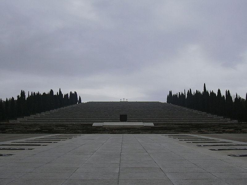 Il Sacrario militare di Redipuglia Il sacrario serve anche come luogo di commemorazione per tutti i 689.