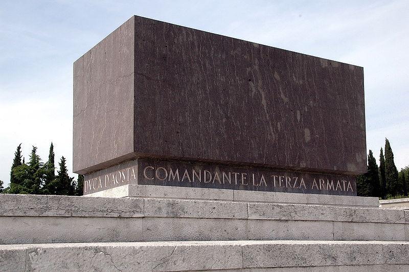 gradoni su cui sono allineate le tombe dei caduti, sul davanti ed alla base della quale sorge, isolata quella del duca d'aosta, comandante della 3ª armata, fiancheggiata dalle urne dei suoi generali