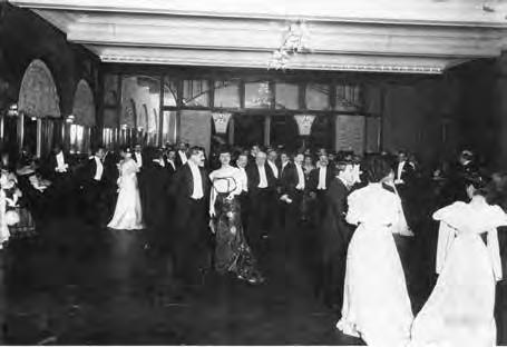 29 Ricevimento di gala tenuto da Franca Florio (al centro) nel salone da ballo del Circolo degli Stranieri del Grand Hôtel Villa Igiea all Acquasanta, Palermo, fotografia ante 1910 (coll.