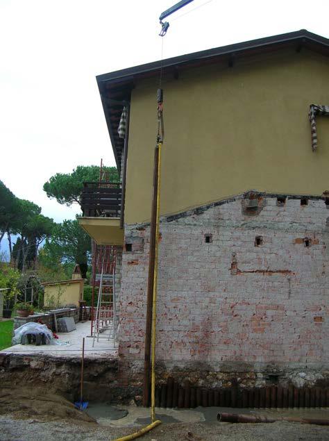 Una volta eseguito lo scavo i pali si presenteranno liberi, in quanto non è presente il cemento che agisce da legante al terreno a tergo della palificazione, ove