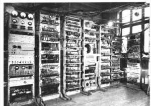 (Mentre in ENIAC il programma doveva essere codificato direttamente in hardware).