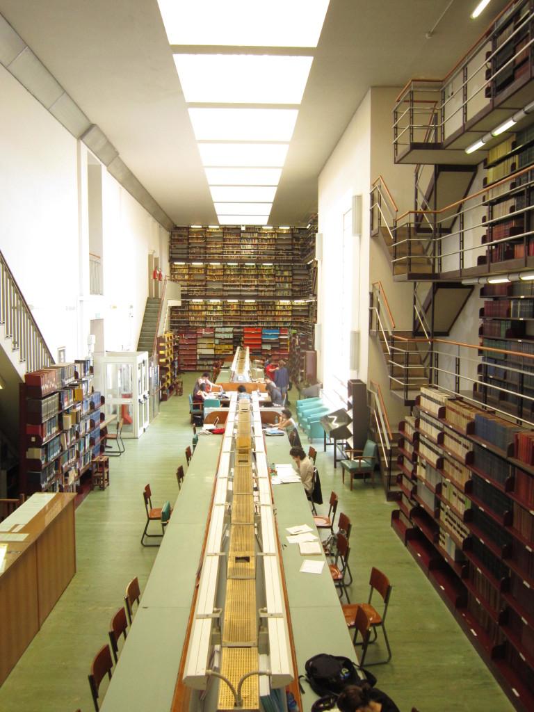 Perché studiare Matematica in Sapienza Una delle migliori biblioteche di Europa Oltre 100 mila volumi tra monografie (circa 55.000) e periodici (1300 titoli).