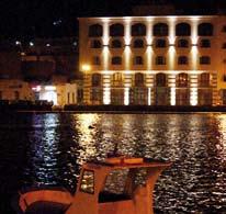 Hotel Yacht Marina E ubicato sul lungomare di Pantelleria a poco più di 1 km dalla Cala del Bue Marino.